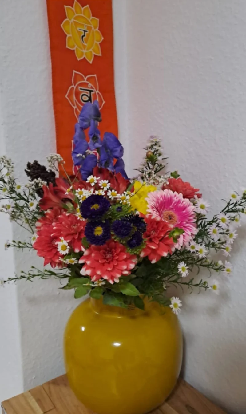 Bunter Blumenstrauß in einer gelben Vase im Löwenzahn-Studio.